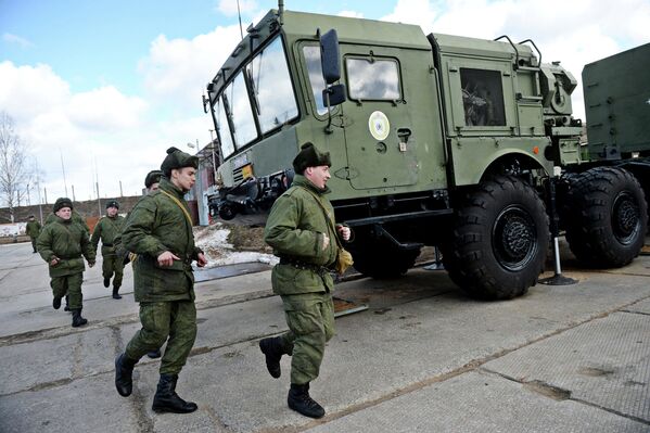 Военнослужащие во время несения боевого дежурства зенитными ракетными дивизионами в Московской области