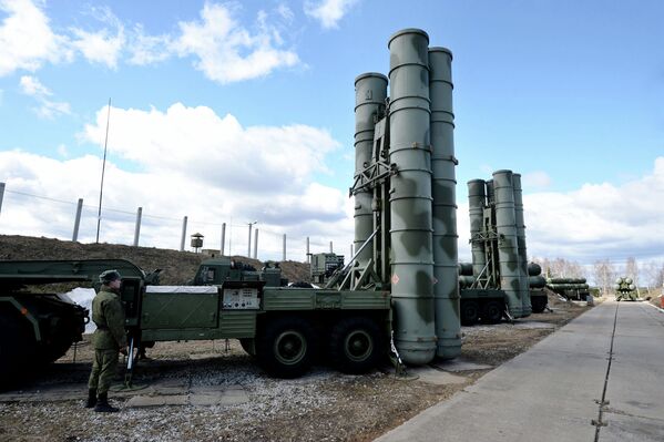 Зенитный ракетный комплекс Триумф С-400 во время несения боевого дежурства