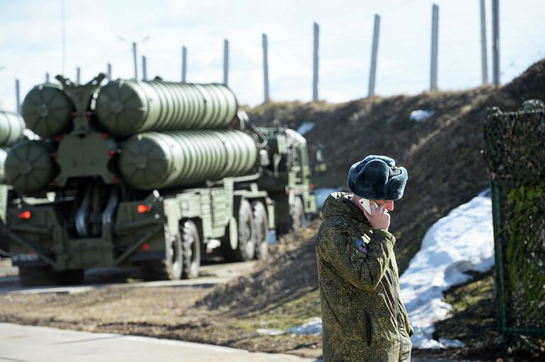 Военнослужащий во время несения боевого дежурства зенитными ракетными дивизионами