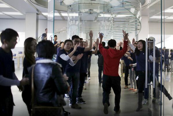 Сотрудники Apple Store в Шанхае приветствуют первых посетителей демонстрации Apple Watch. Апрель 2015