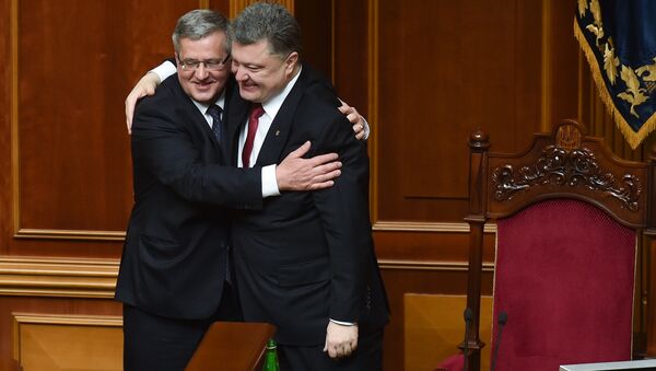 Президент Украины Петр Порошенко (справа) и президент Польши Бронислав Коморовский на заседании парламента в здании Верховной Рады Украины в Киеве.