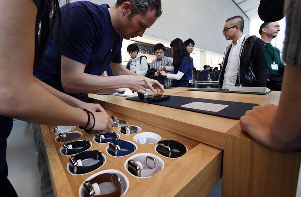 Сотрудники Apple Store представляют часы Apple в Токио. Апрель 2015