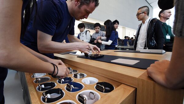 Сотрудники Apple Store представляют часы Apple в Токио. Апрель 2015. Архивное фото