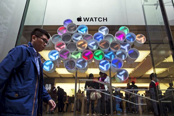 Витрина Apple Store в Гонконге во время демонстрации часов Apple. Апрель 2015