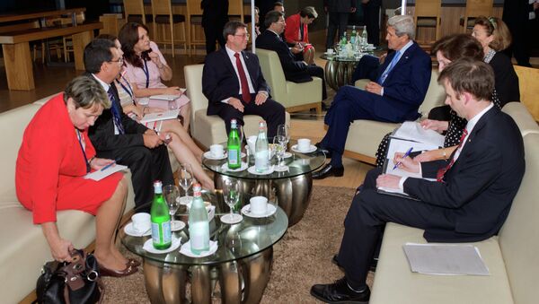 Госсекретарь США Джон Керри и министр иностранных дел Кубы Бруно Родригес на встрече в Панаме