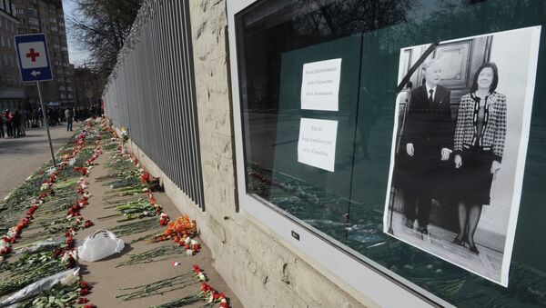 Москвичи возложили цветы у посольства Польши в Москве. Архив