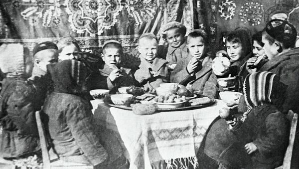Приемные дети ташкентского кузнеца Шаахмеда Шамахмудова обедают дома. Ш. Шаахмудов взял в свою семью 16 детей, потерявших родителей во время Великой Отечественной войны