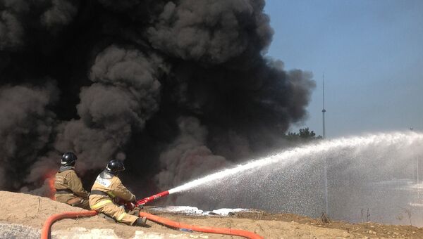 Сотрудники пожарной службы МЧС во время тушения пожара. Архивное фото