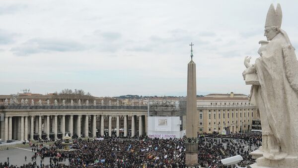 Верующие ожидают начала проповеди папы римского Франциска на площади Святого Петра в Ватикане