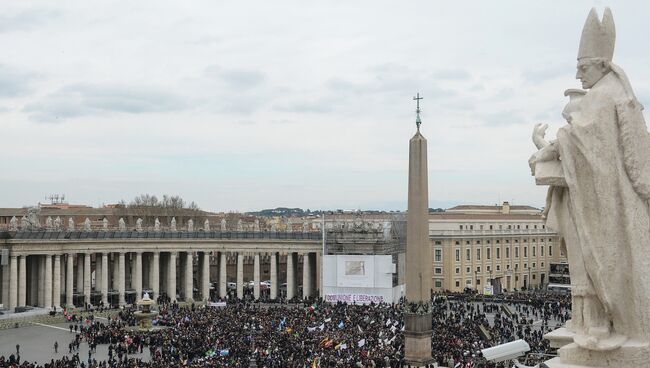 Верующие ожидают начала проповеди папы римского Франциска на площади Святого Петра в Ватикане, архивное фото