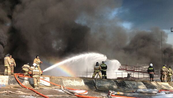 Сотрудники пожарной службы МЧС во время тушения пожара в Ангарском районе Иркутской области. Архивное фото