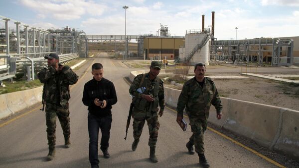 Сирийские военные на газовом месторождении Аш-Шаер на западе провинции Ракка в Сирии