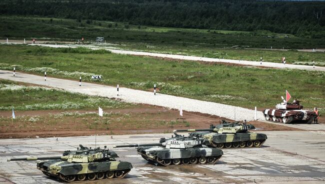 Показательные выступления Танковый балет на танках Т-90. Архивное фото