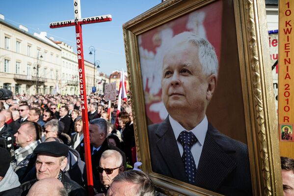 Люди с портретом Леха Качиньского во время мемориальных мероприятий, посвященных годовщине авиакатастрофы Ту-154 М под Смоленском. Варшава, Польша