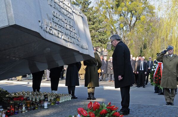 Президент Польши Бронислав Коморовский возле мемориала, посвященного памяти жертв авиакатастрофы Ту-154 М под Смоленском. Варшава, Польша
