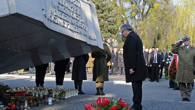 Президент Польши Бронислав Коморовский возле мемориала, посвященного памяти жертв авиакатастрофы Ту-154 М под Смоленском. Варшава, Польша. Архивное фото