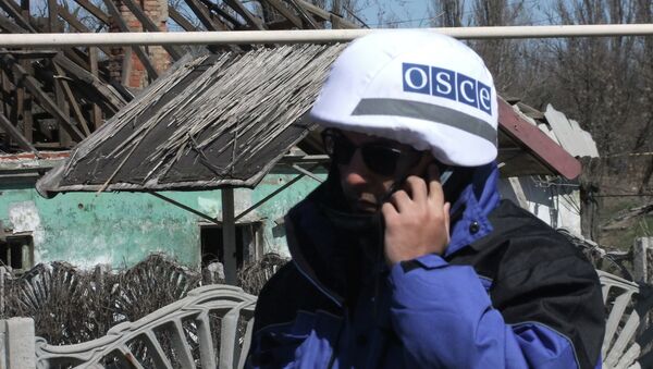 Представители ОБСЕ осматривают поселок Спартак в Донецкой области. Архивное фото