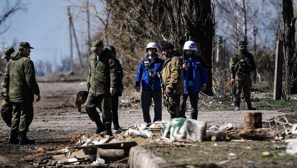 Представители ОБСЕ осматривают поселок Спартак в Донецкой области