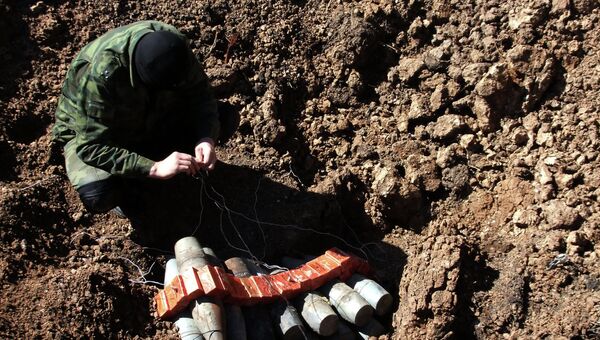 Обезвреживание неразорвавшихся боеприпасов на территории ДНР. Архивное фото