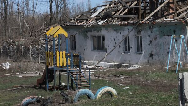 Разрушенные постройки в поселке Спартак в Донецкой области. Архивное фото
