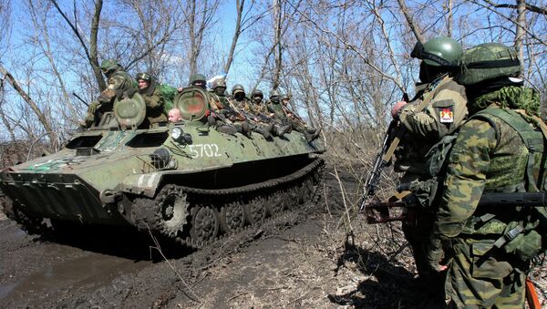 Ополченцы Донецкой народной республики на полигоне около города Донецка. Архивное фото
