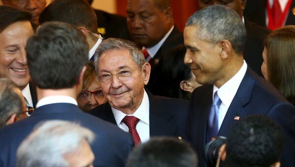 Кубинский лидер Рауль Кастро (слева) и президент США Барак Обама (справа) на Саммите Америк в Панаме