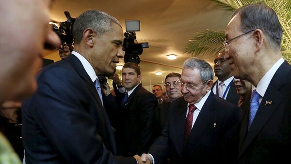 Кубинский лидер Рауль Кастро и президент США Барак Обама жмут друг другу руки на Саммите Америк в Панаме