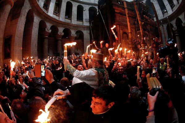 Церемония схождения Благодатного Огня в церкви Гроба Господня в Иерусалиме 11 апреля 2015