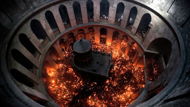 Церемония схождения Благодатного Огня в церкви Гроба Господня в Иерусалиме. Архивное фото