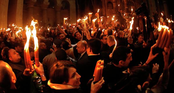 Церемония схождения Благодатного Огня в церкви Гроба Господня в Иерусалиме 11 апреля 2015