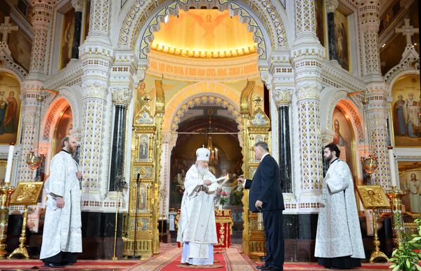 Владимир Якунин передает патриарху Московскому и всея Руси Кириллу Благодатный огонь, привезенный из Иерусалима