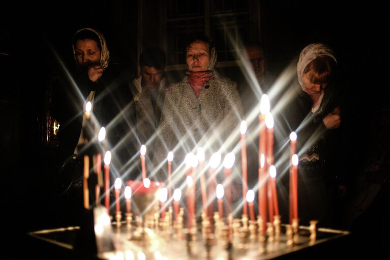 Верующие во время пасхальной службы в церкви Спаса Преображения в селе Бронница Новгородской области