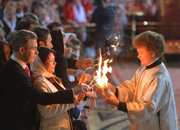 Павел Астахов во время праздничного пасхального богослужения в храме Христа Спасителя в Москве