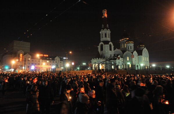 Верующие, собравшиеся в пасхальную ночь у собора Казанской иконы Божьей Матери в Чите