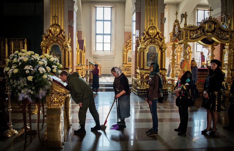 Православные христиане во время празднования Пасхи в Спасо-Преображенском кафедральном соборе, Донецк