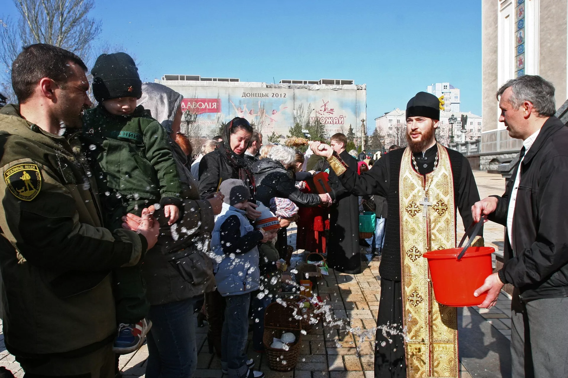 Верующие возле Свято-Преображенского кафедрального собора в Донецке - РИА Новости, 1920, 20.06.2025