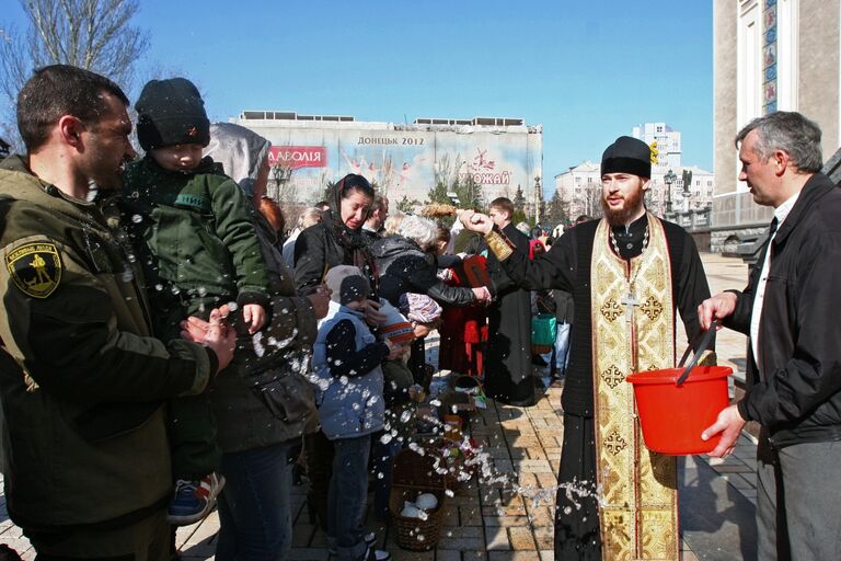 Верующие возле Свято-Преображенского кафедрального собора в Донецке