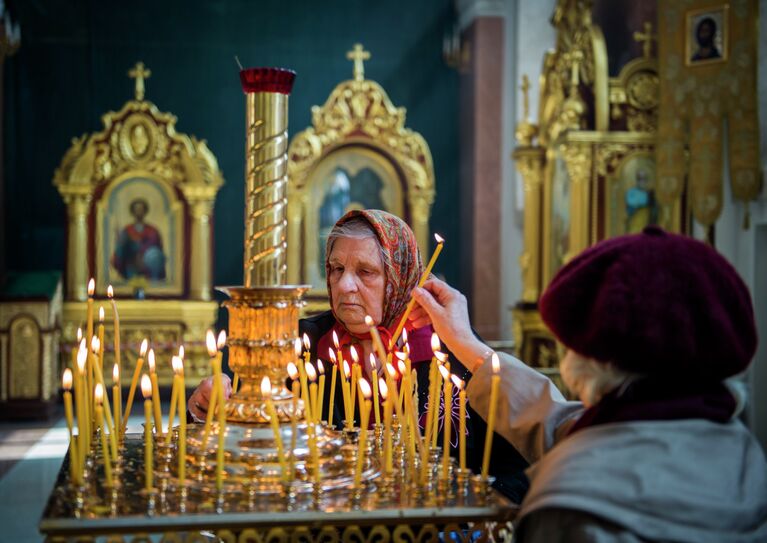 Православные христиане во время празднования Пасхи в Спасо-Преображенском кафедральном соборе, Донецк