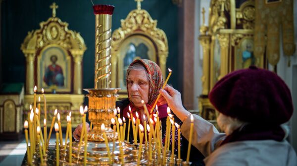 Православные христиане во время празднования Пасхи в Спасо-Преображенском кафедральном соборе, Донецк