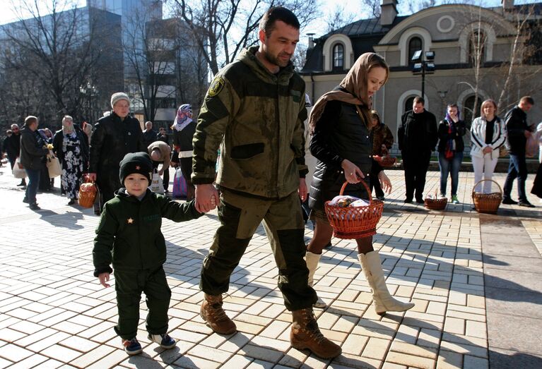 Верующие возле Свято-Преображенского кафедрального собора в Донецке