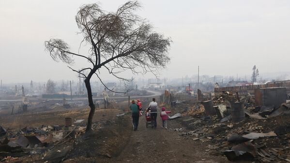 Жители поселка Шира в Хакасии после разрушительных пожаров. Апрель 2015