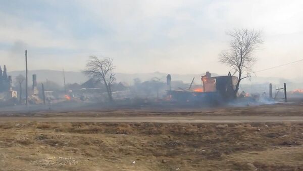 Пожарные тушили пламя в одной из охваченных огнем деревень Хакасии
