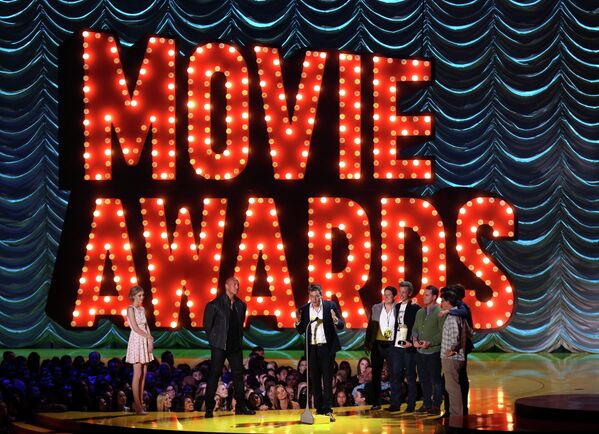 Джон Грин актеры и съемочная группа фильма Виноваты звезды принимают награду за фильм года на церемонии MTV Movie Awards