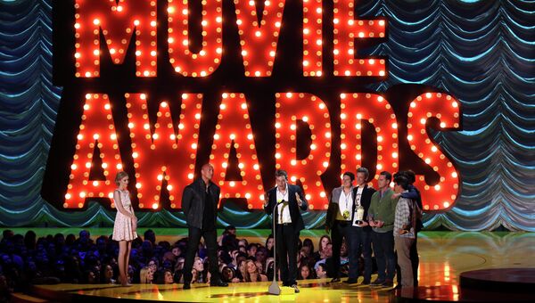 Джон Грин актеры и съемочная группа фильма Виноваты звезды принимают награду за фильм года на церемонии MTV Movie Awards