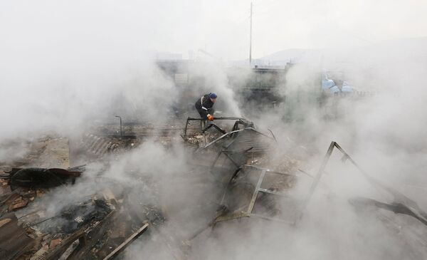 Житель поселка Шира в Хакасии собирает металлолом после разрушительных пожаров. Апрель 2015