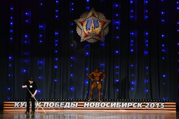 Спортсмен на сцене перед началом чемпионата по бодибилдингу Кубок Победы в Новосибирске