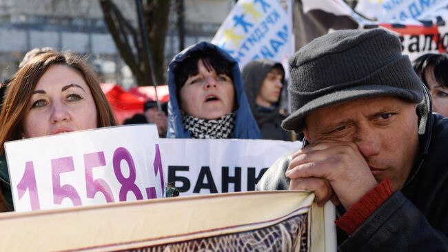 Участники митинга Финансовый майдан, проходящего у здания Верховной рады в Киеве. Архивное фото