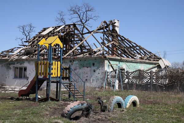Разрушенные постройки в поселке Спартак в Донецкой области, где в ходе минувших ночи и дня велись обстрелы позиций ополчения