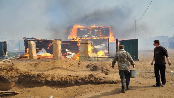 Добровольцы тушат лесной пожар в Забайкальском крае. Архивное фото