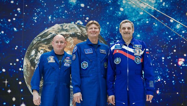 Астронавт НАСА Скотт Келли, космонавты Роскосмоса Геннадий Падалка и Михаил Корниенко (слева направо). Архивное фото